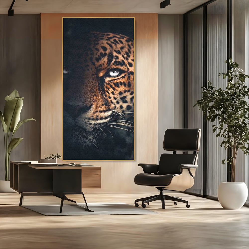 Tablou canvas cu tablou canvas cu ochiul de jaguar, in rama de aluminiu auriu, pe perete intr-un birou